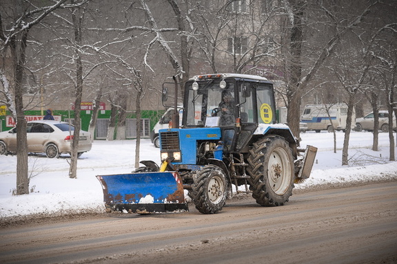 Зачем мешаете чистить? Снегоуборочный трактор «прибили» к леерам во Владивостоке