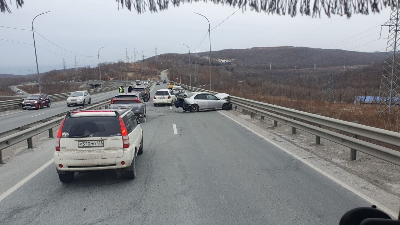 Во Владивостоке произошла авария с тремя автомобилями