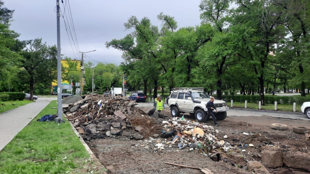 Разрушения на Давыдова уже устраняют после ливня во Владивостоке
