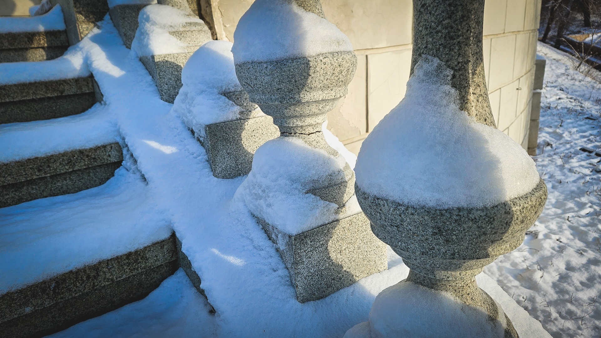 Раздевшаяся глава муниципалитета убирает снег в Приморье