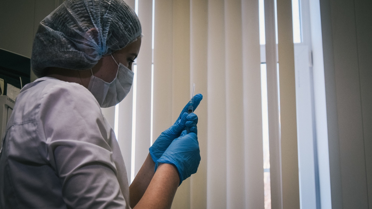 Школьная медсестра силой пыталась поставить ученику прививку в Тюменской области