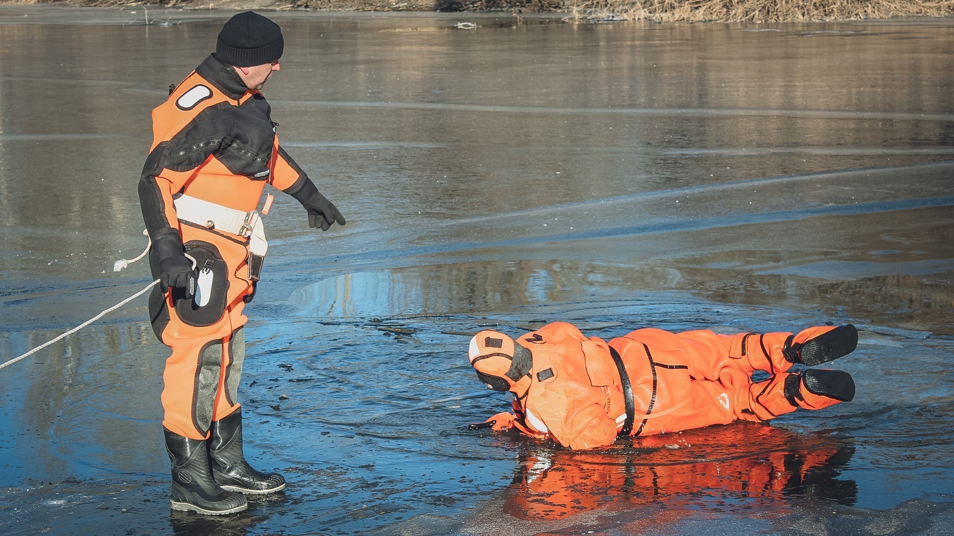 Эвакуация рыбаков с оторвавшейся льдины в Приморье: спасатели МЧС России в деле