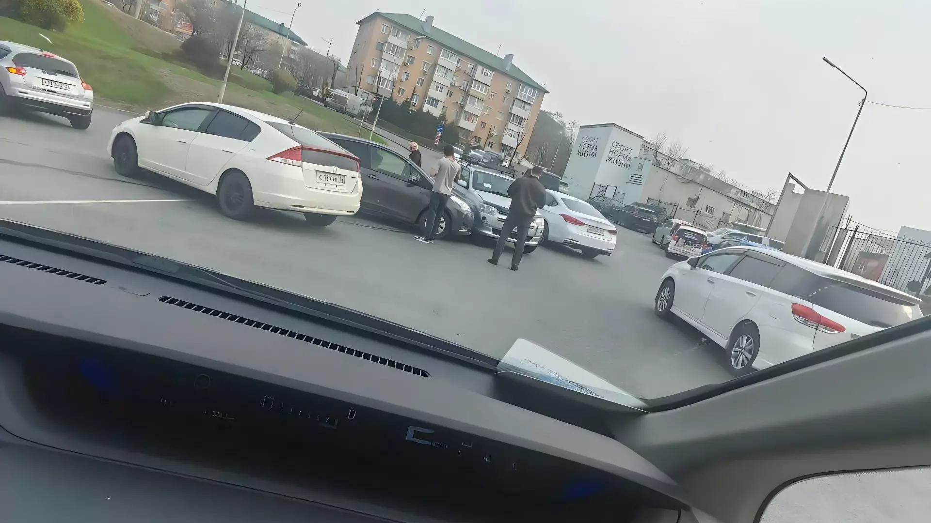 Авария на парковке сковала движение на одной из улиц во Владивостоке