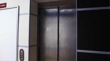 Почти 17 часов: ночь в тёмном лифте закончилась проверкой прокуратуры во Владивостоке
