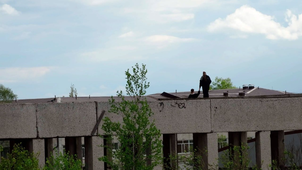 Подростки в здании заброшенной школы в Приморье испытывают судьбу на прочность
