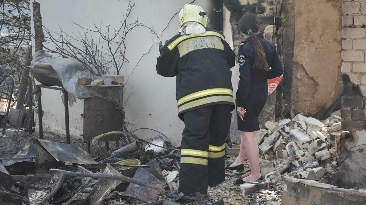 Горящий ад: огнеборцы ликвидировали пожар на овощебазе в Приморье
