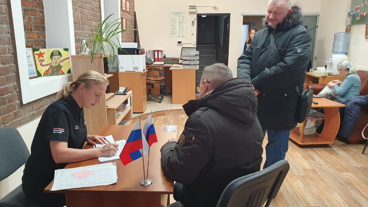 Народный Фронт Приморья продолжает собирать подписи в поддержку Путина