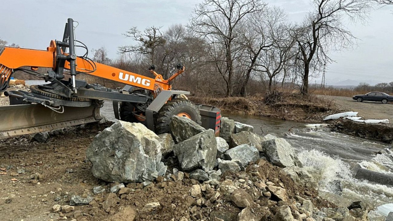 Разрушенный паводком проезд к двум селам в Приморье восстановили