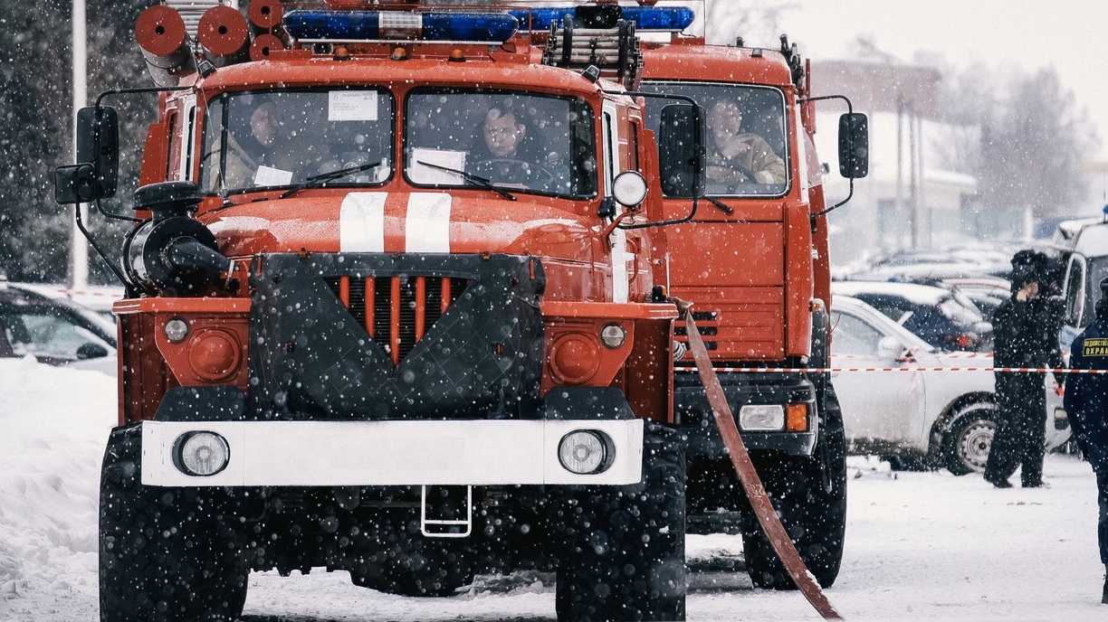 Во Владивостоке пожарные потушили охваченный огнем грузовик