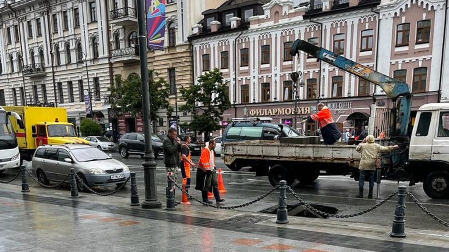 Очень осторожно: ливнёвка провалилась в центре Владивостока
