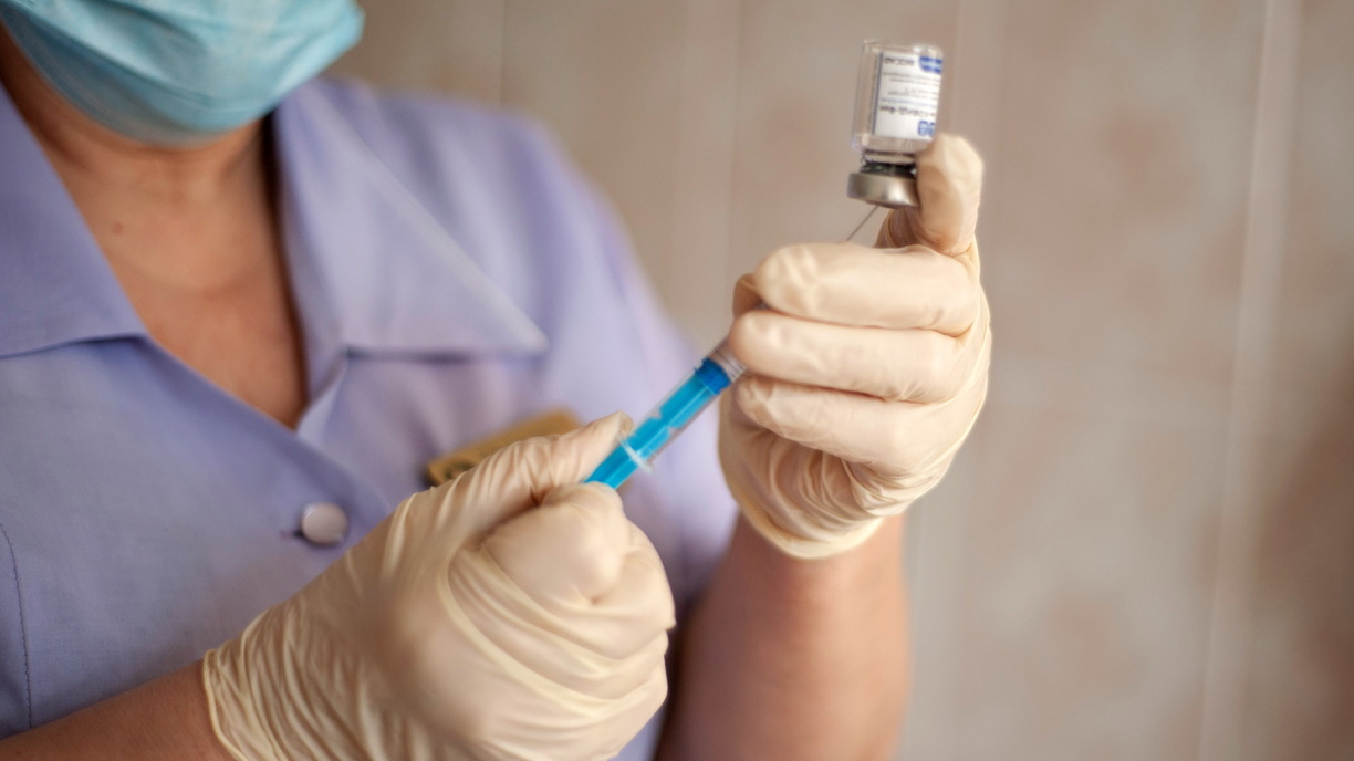 «На прививку, первый курс»: студентов в Хабаровске вакцинируют централизованно