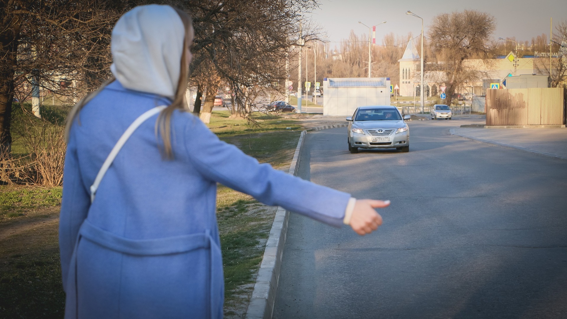 Голая девушка посреди дороги стала причиной пробки во Владивостоке