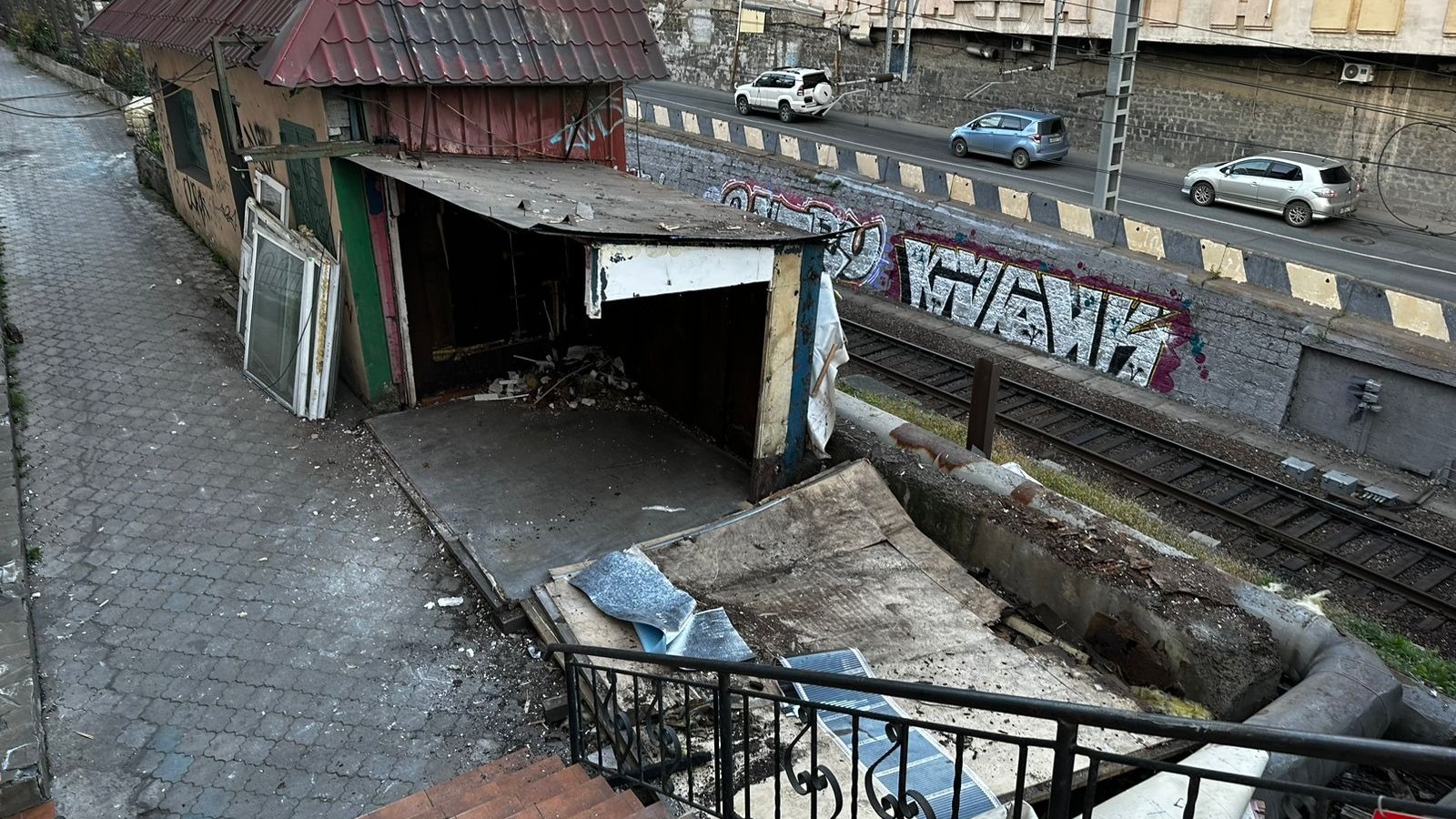 Незаконные ларьки демонтируют на улице Светланская во Владивостоке
