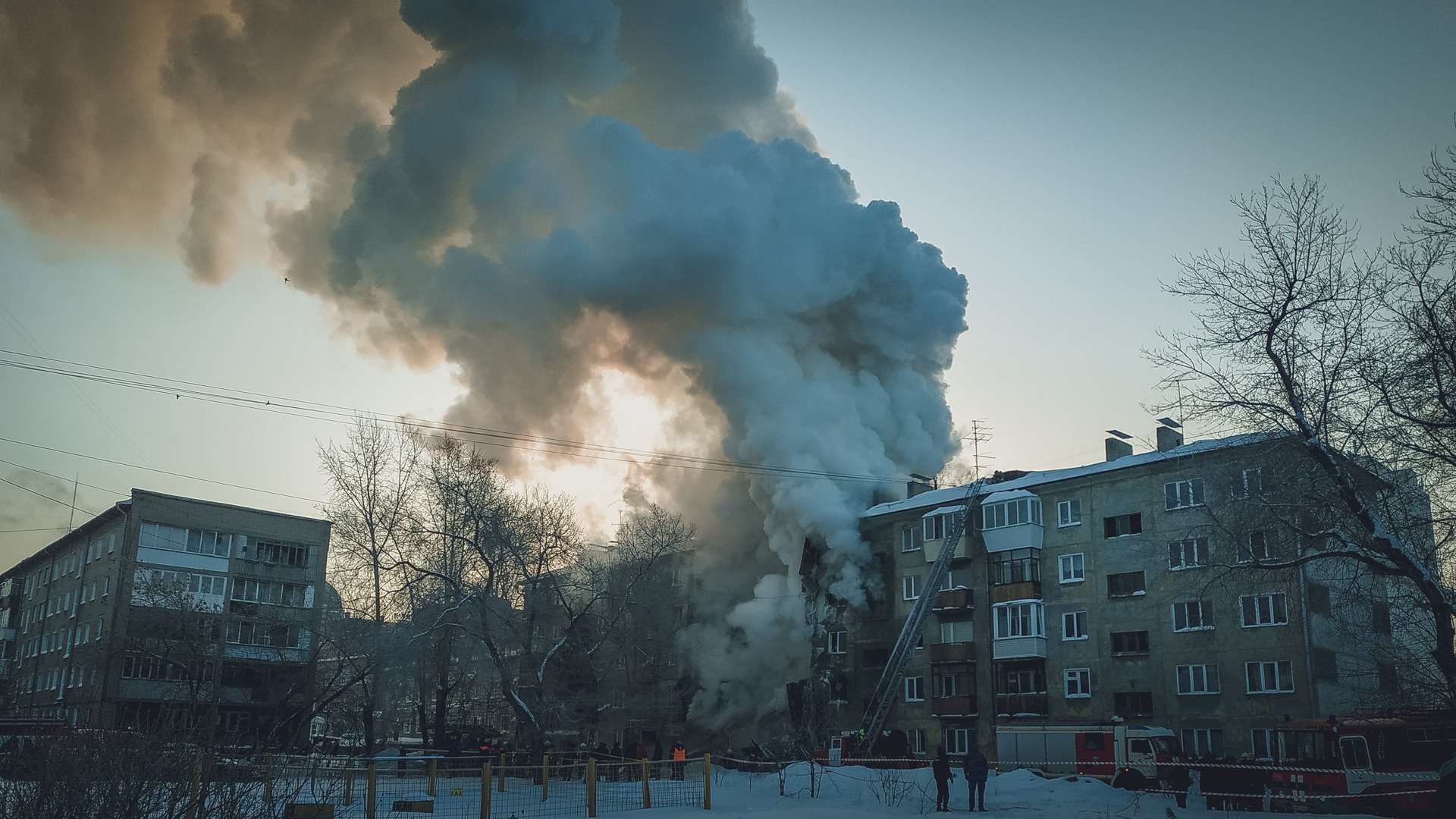 Сильный пожар разразился в подъезде жилого дома Владивостока — видео