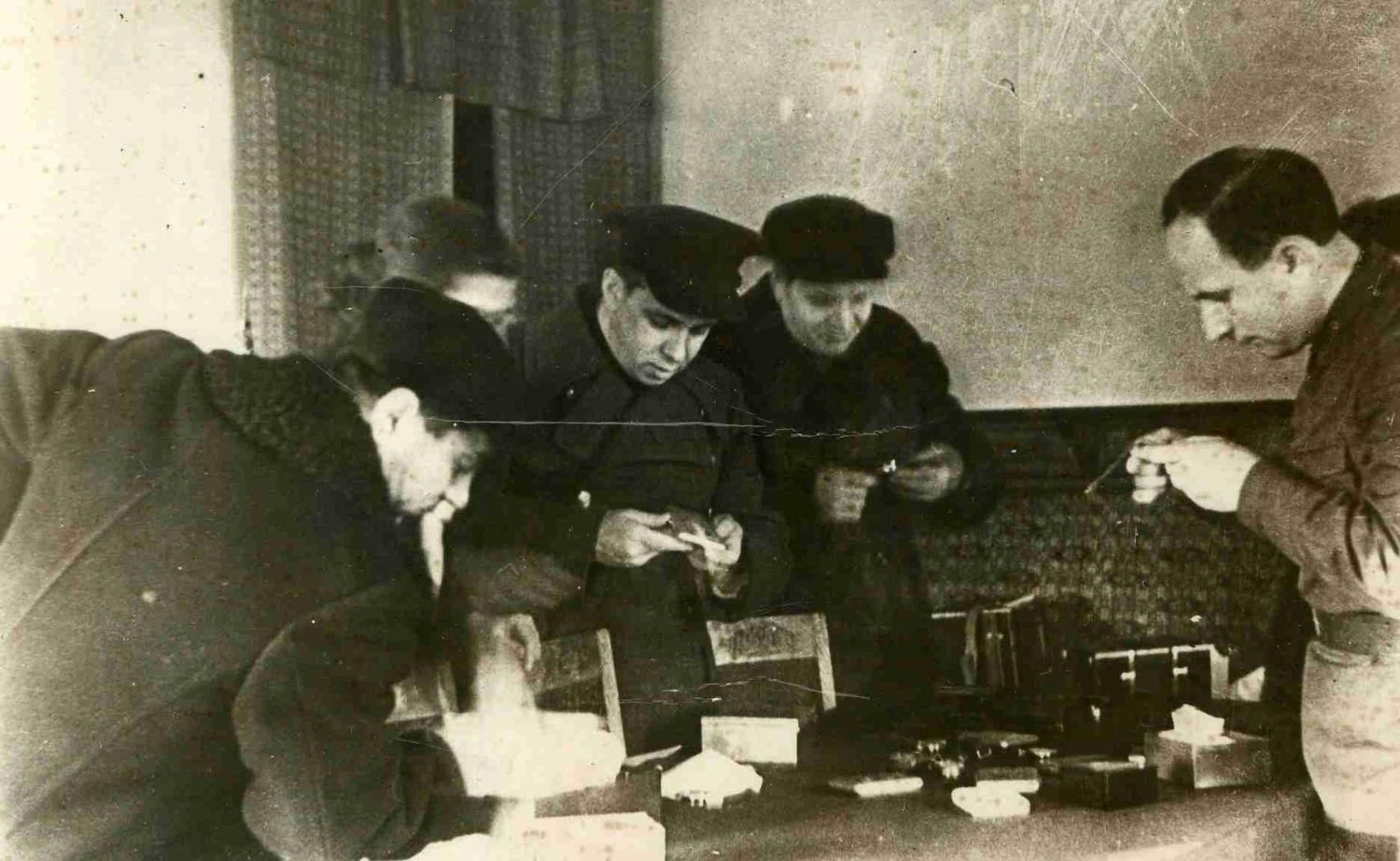 Перед отправкой подарков на Ленинградский фронт во Фрунзенском РК ВКП (б)
