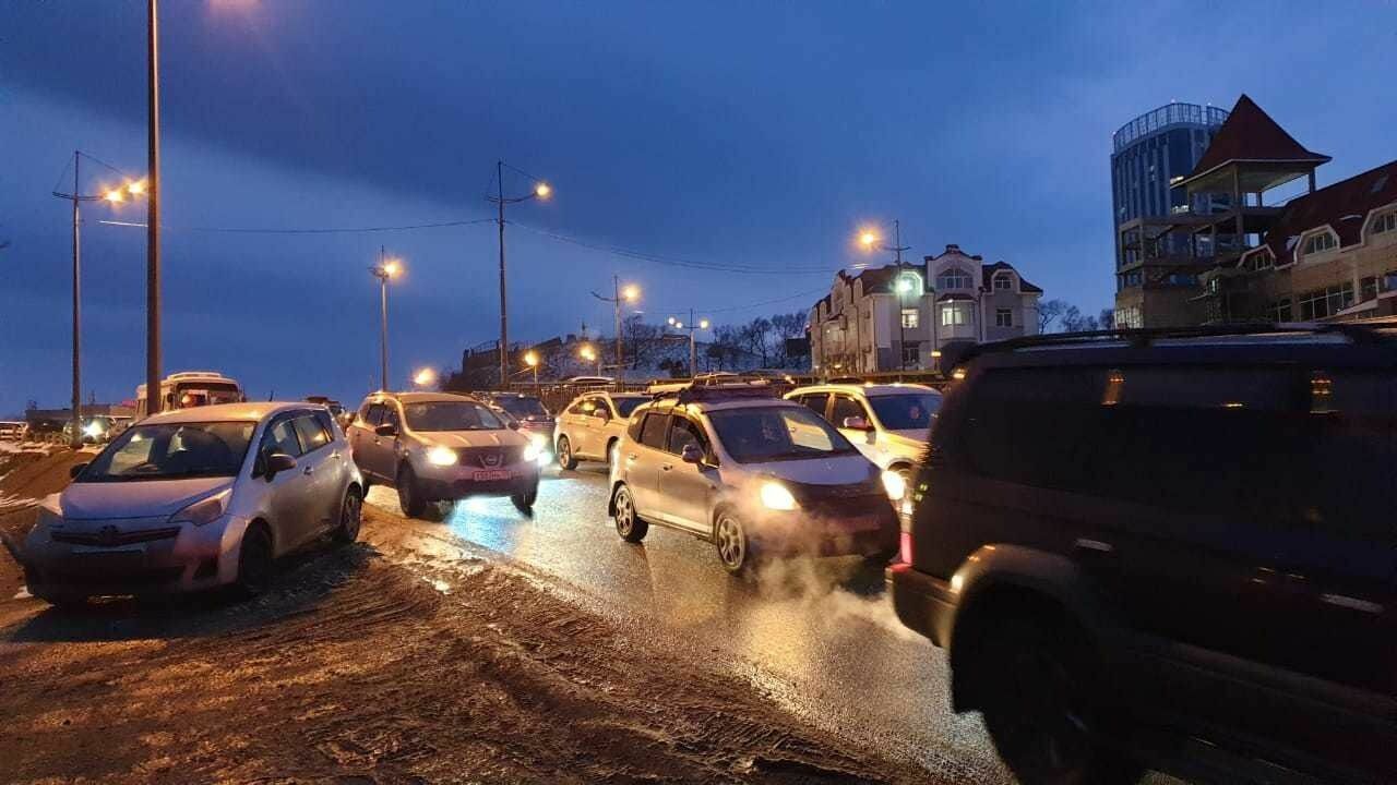 Осторожно, на дороге скользко: ДТП произошло в центре Владивостока