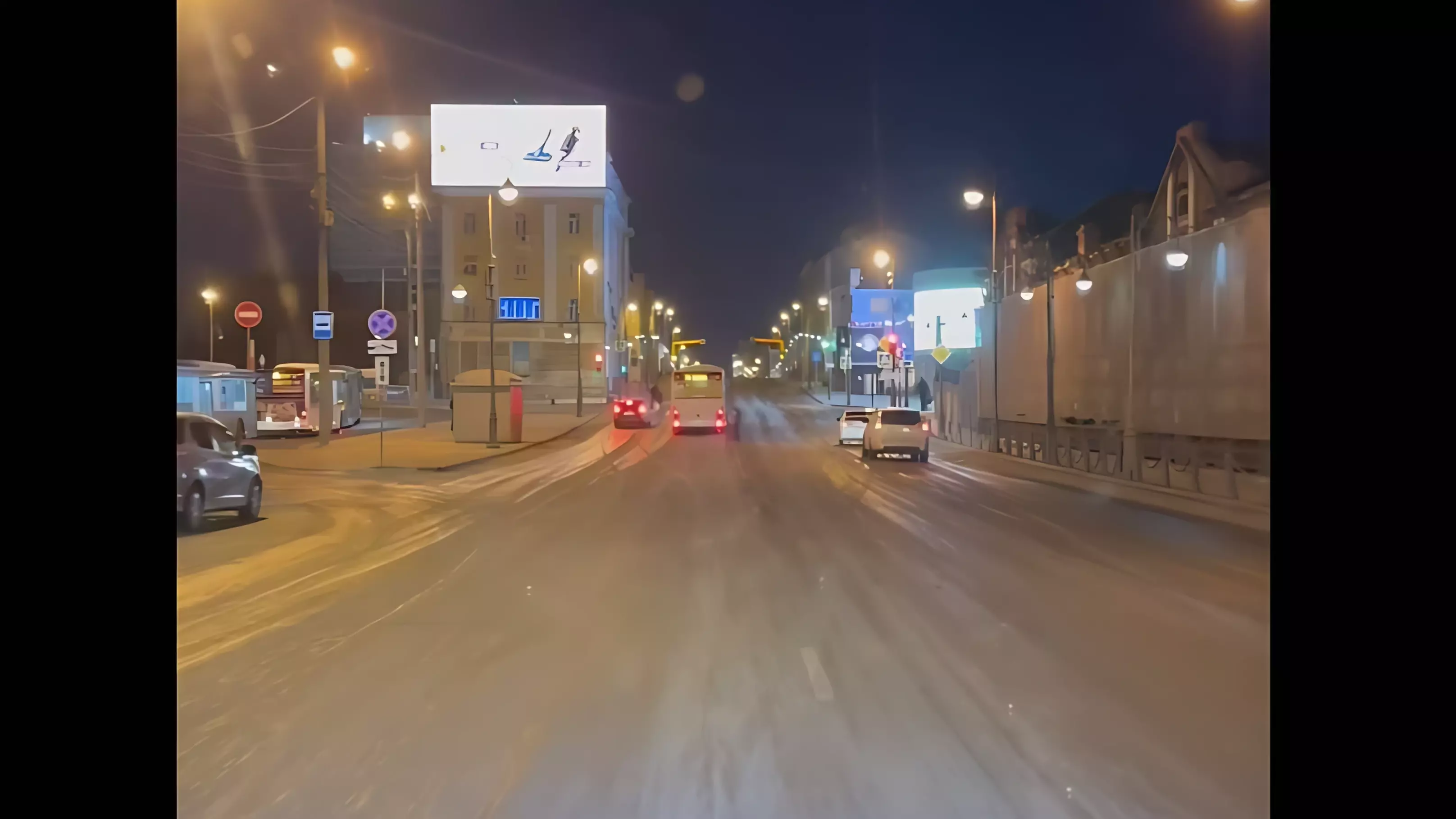Алеутская улица покрылась льдом после порыва коммуникаций