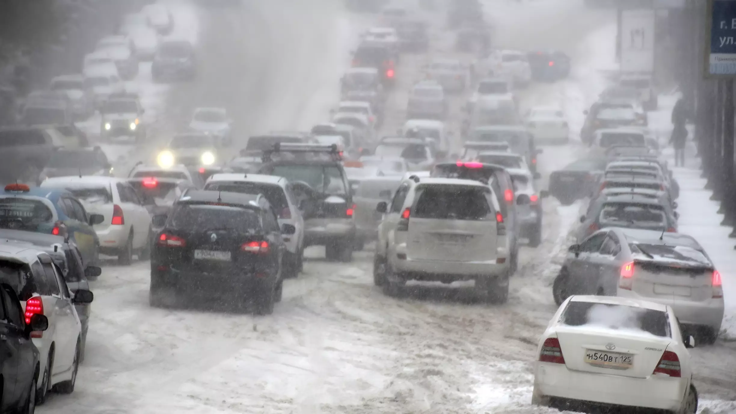 Размотало по всей трассе: ДТП в разгар снежного апокалипсиса в Приморье — видео
