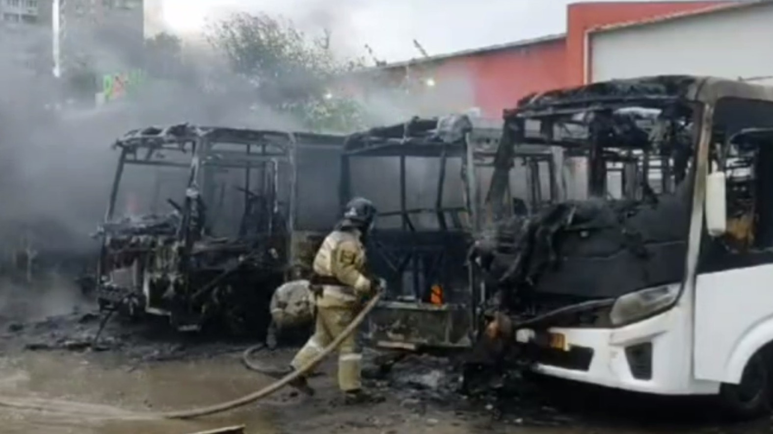 Серьезный пожар уничтожил несколько автобусов во Владивостоке
