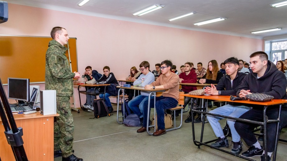Для студентов Хабаровского института инфокоммуникаций провели урок мужества