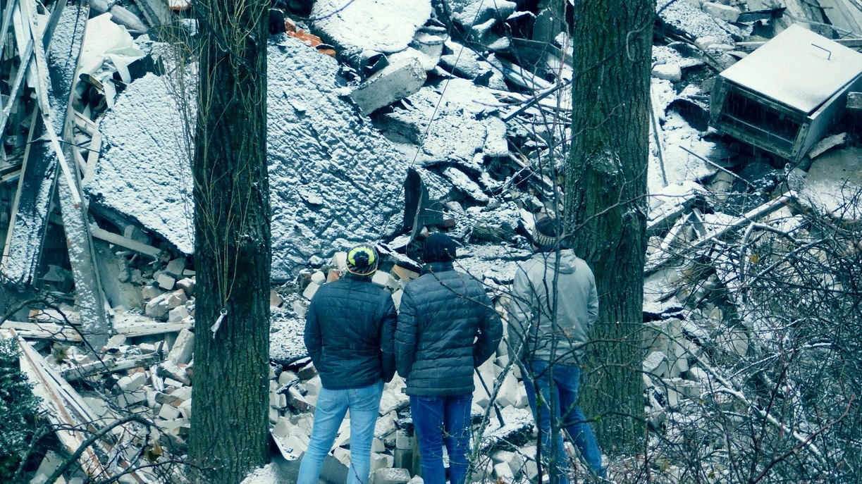 На место рухнувшего здания во Владивостоке выехали специалисты