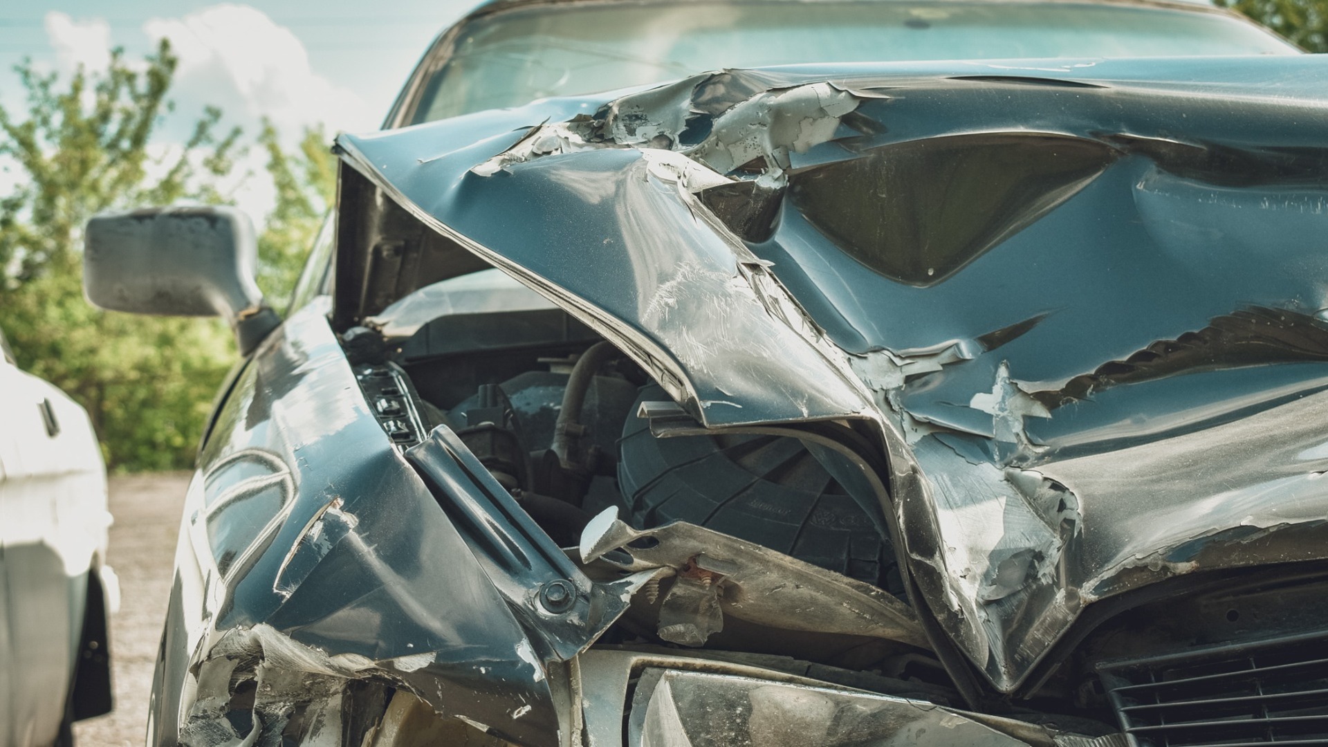 Два автомобиля вынесло с проезжей части из-за серьезной аварии в Приморье