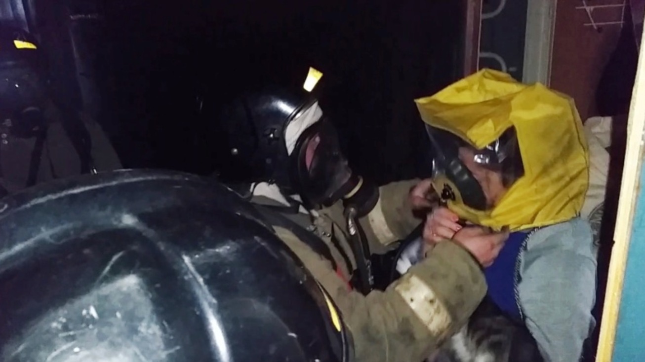Огнеборцы спасли трех человек на пожаре в Уссурийске