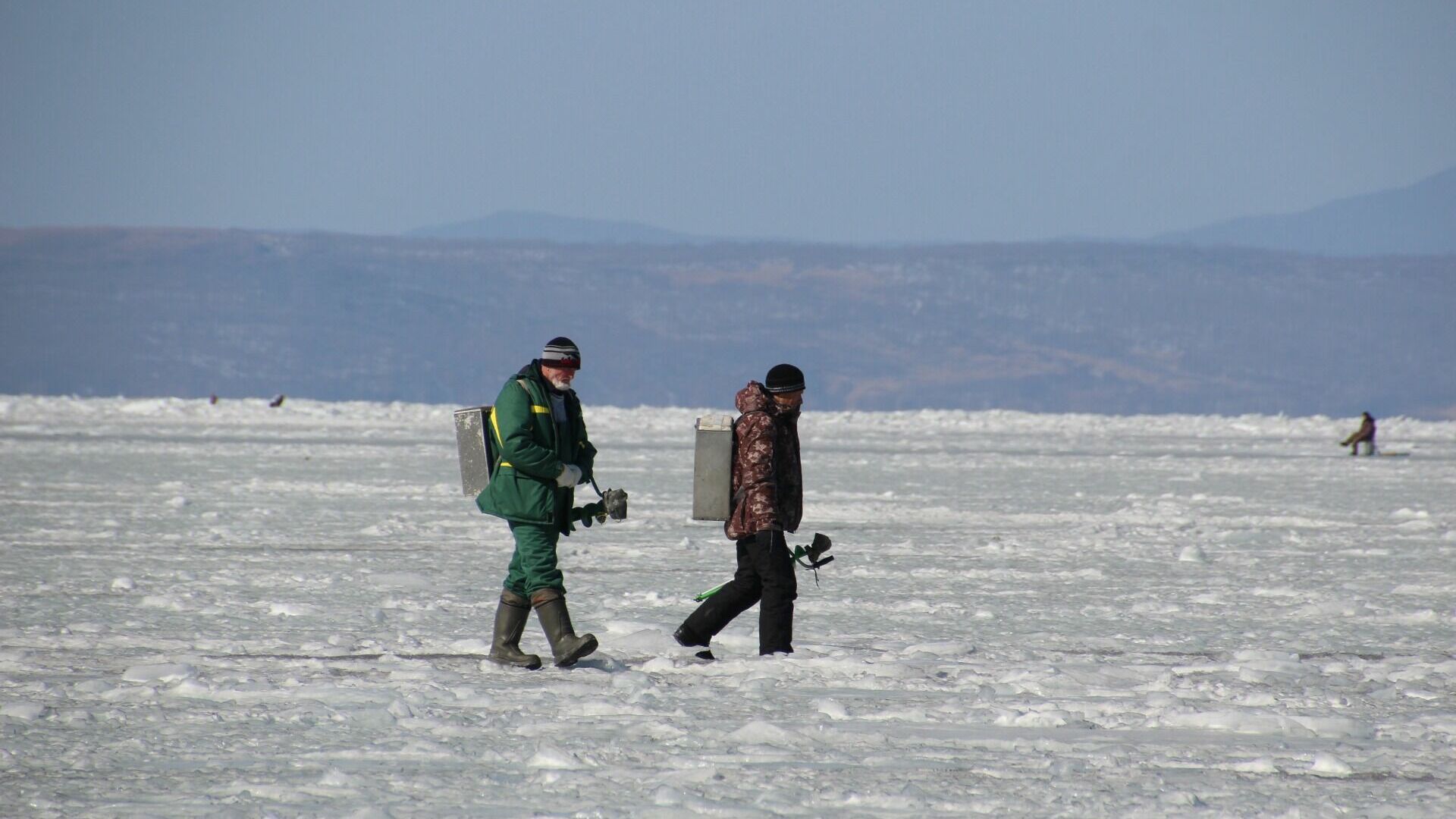 Лёд Амурского залива у побережья Владивостока дал трещену