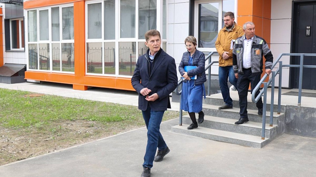 Олег Кожемяко осмотрел новый жилой комплекс в Спасске-Дальнем