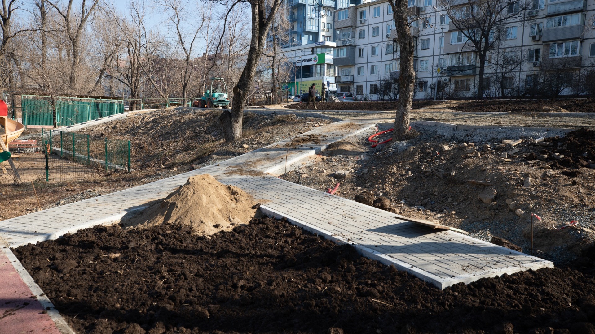 Во Владивостоке продолжается реконструкция скверов