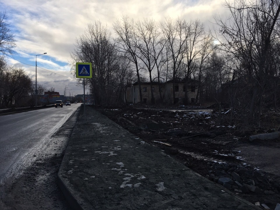 Темно и высокая трава: одну из улиц во Владивостоке ждёт капитальный ремонт