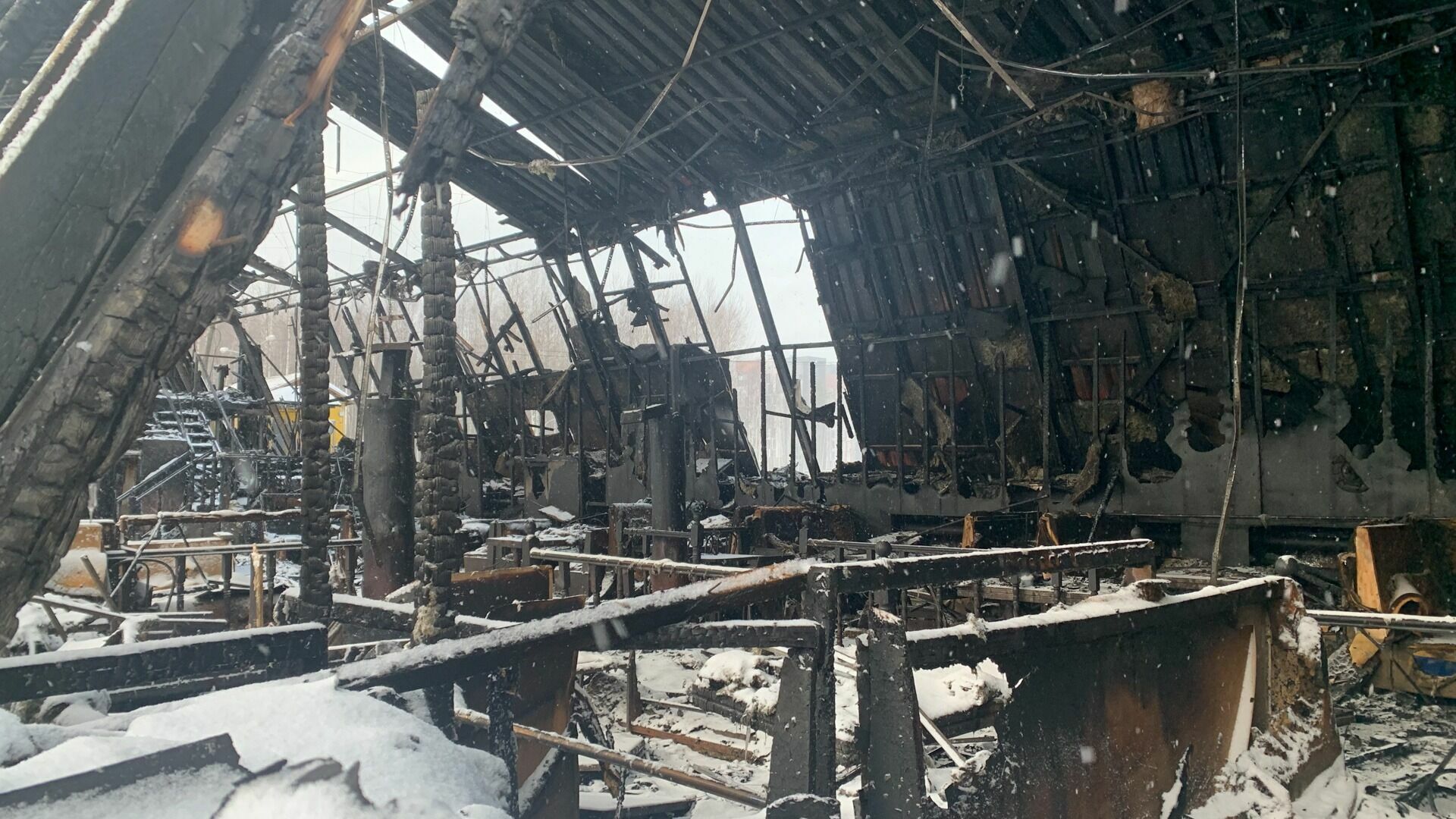 Крупное возгорание склада зафиксировали в Уссурийске