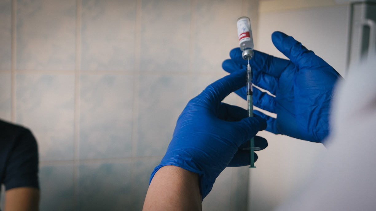 В Приморье начали делать платные прививки от коронавируса — кому и за сколько?