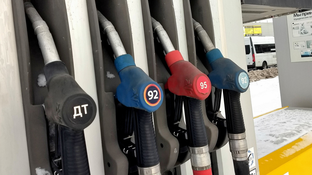Жители Приморья могут купить 855 литров бензина за месяц