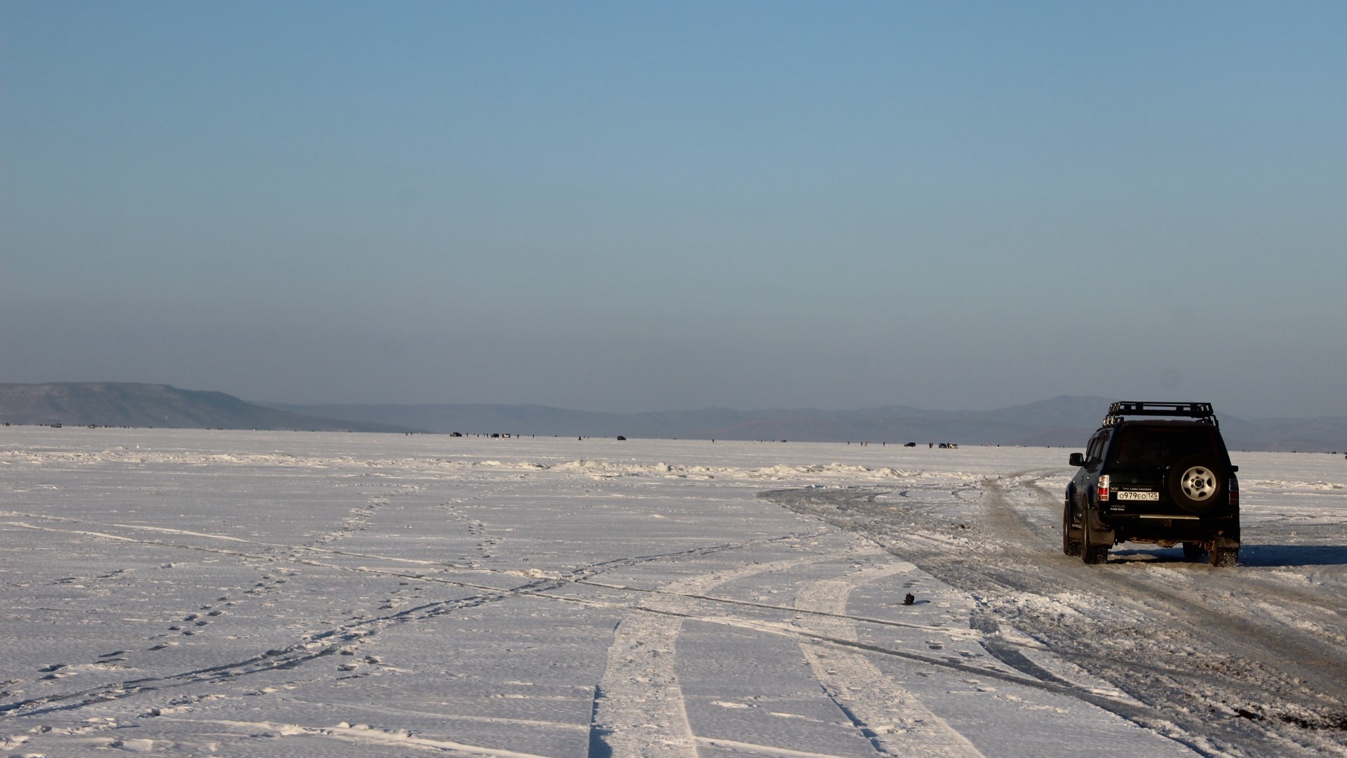 Жители Владивостока решили порыбачить «напоследок», ведь лед почти вскрылся