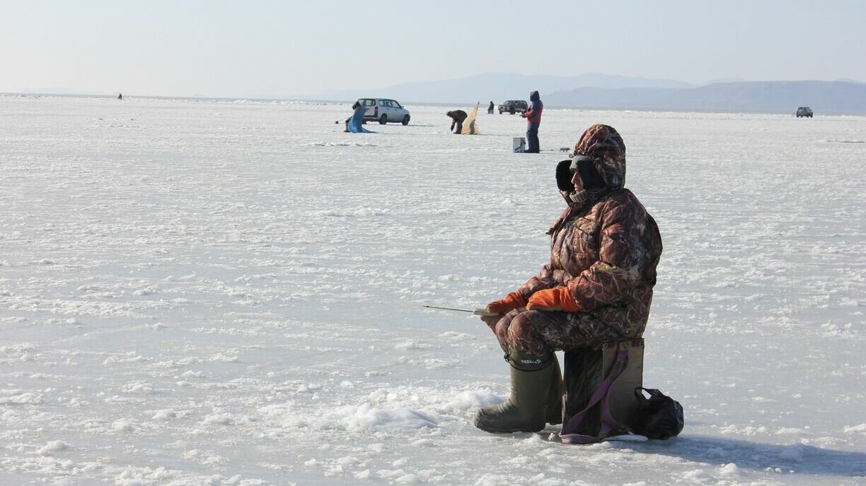 В Приморском крае микроавтобус провалился под лед