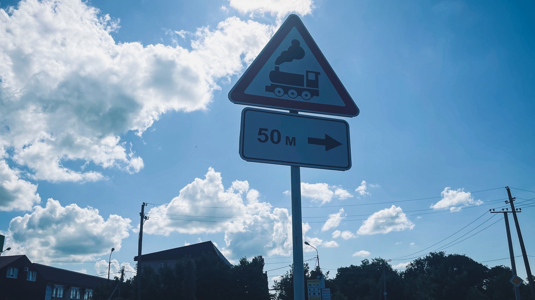 Стоп-сигнал на жд переезде не останавливает водителей во Владивостоке