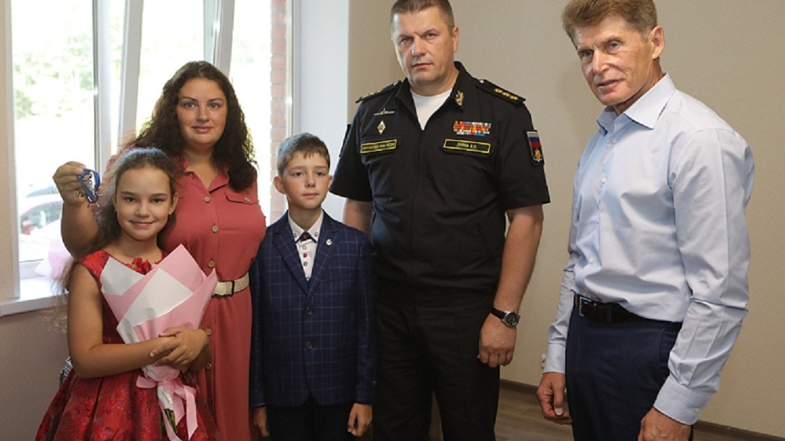 Олег Кожемяко вручил ключи от новых квартир 11 семьям участников СВО во Владивостоке