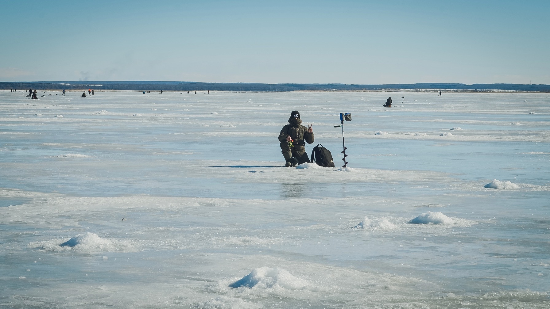 В Приморье десятки рыбаков одновременно выехали на неокрепший лед
