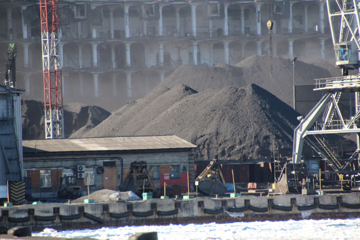 Уголь или нет: во Владивостоке морские терминалы уже на каждом углу