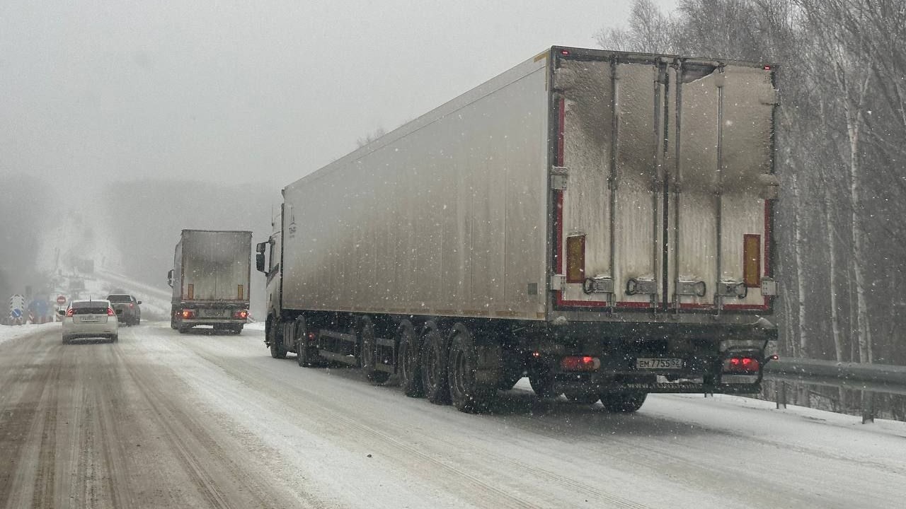 Фуры оказались заблокированы на федеральной трассе в Приморье из-за снегопада
