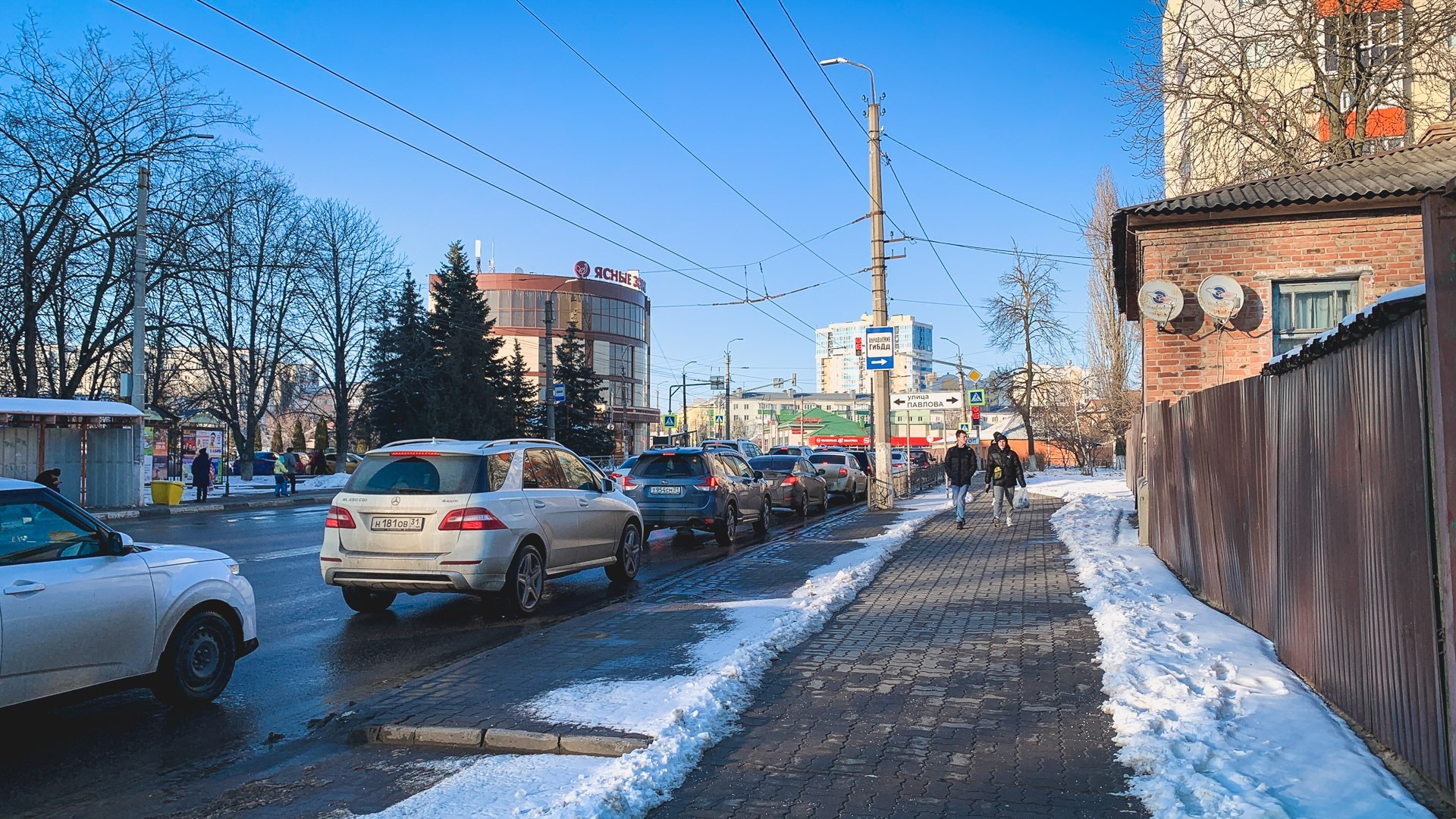 Водители Владивостока растерялись на дорогах, увидев снег