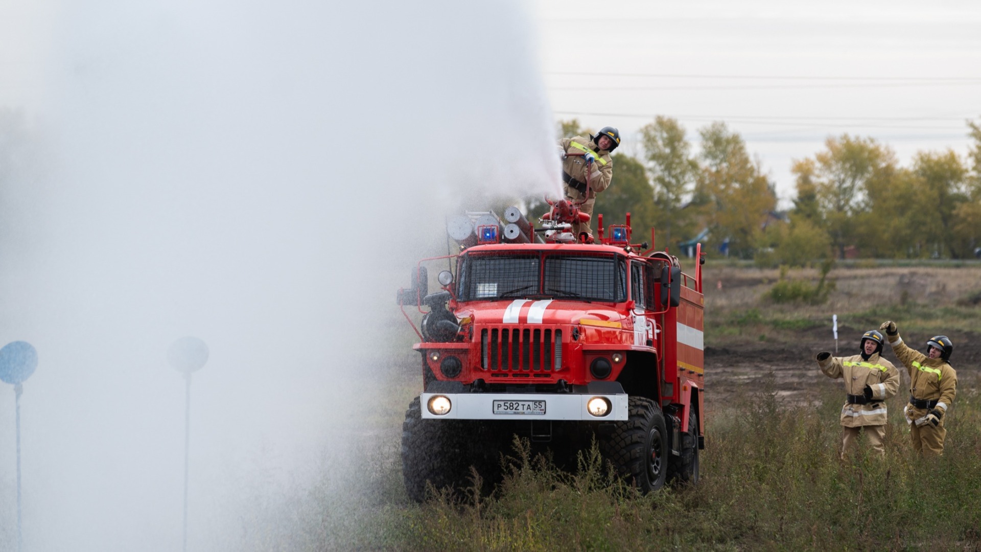 «Огненная поездка»: большегруз полыхает посреди дороги в Приморье