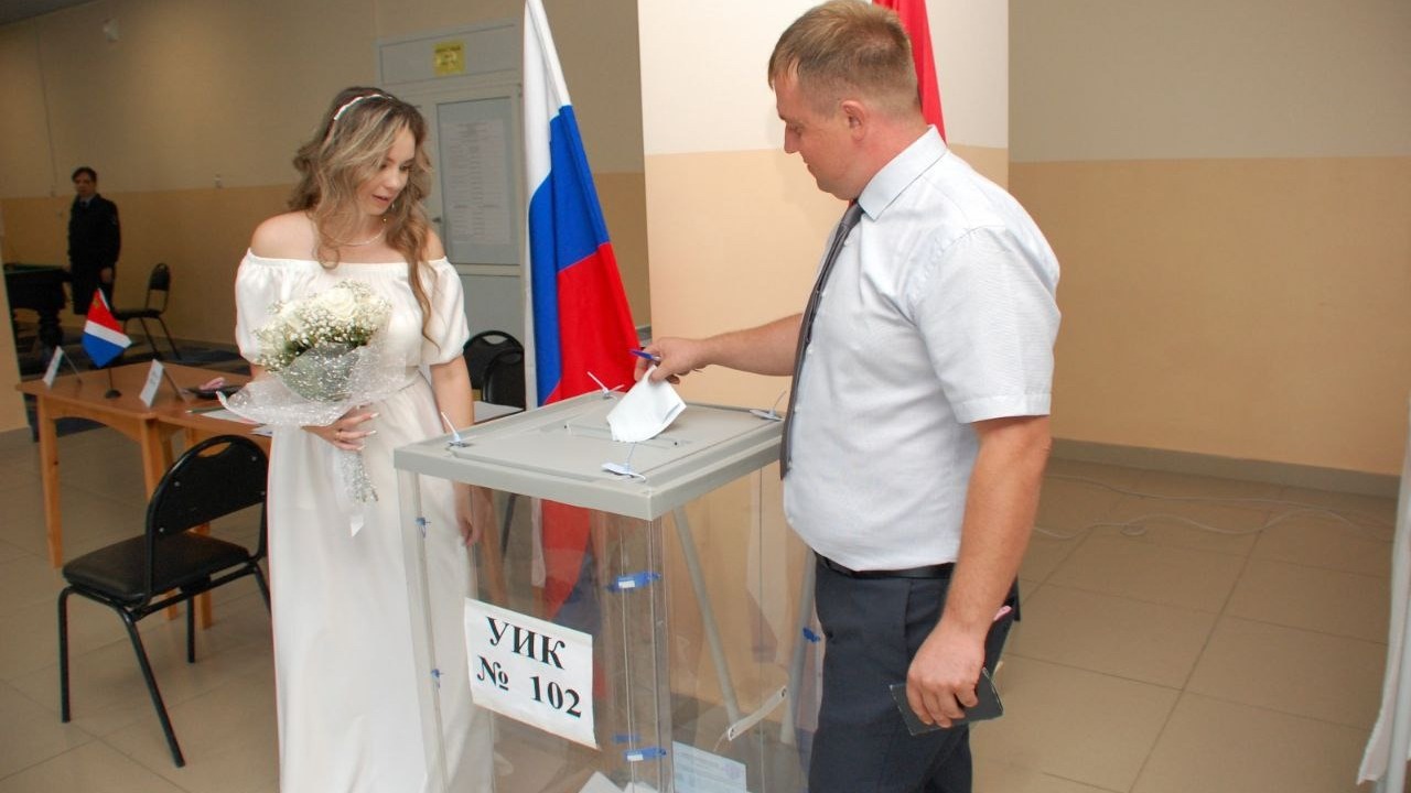 Белое платье и букет: молодожёны пришли на голосование сразу после свадьбы в Приморье