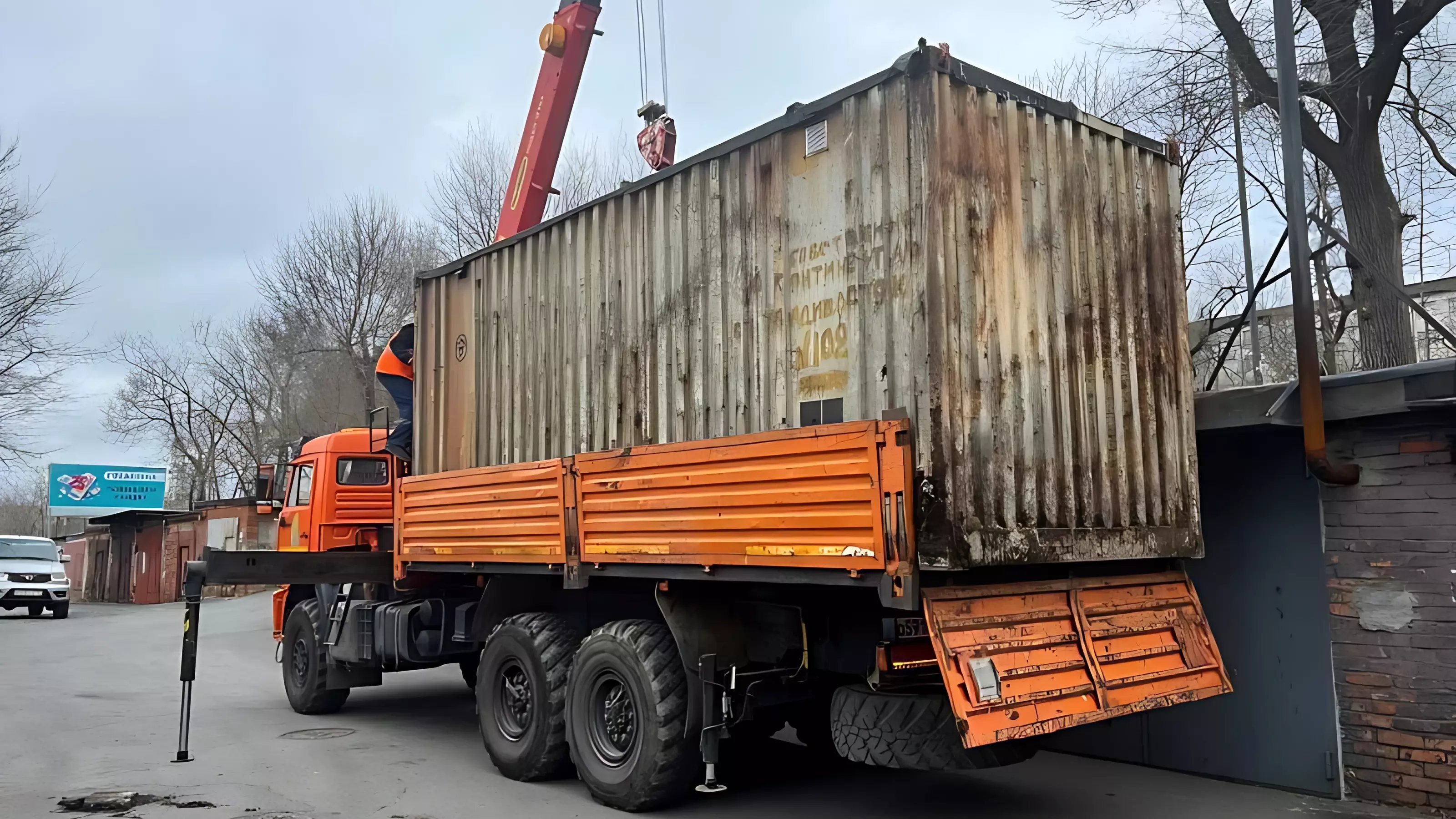 Новые знаки устанавливают на улицах Владивостока, а старые гаражи — сносят