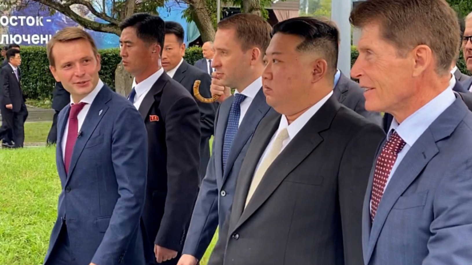 Во Владивостоке губернатор Кожемяко подарил Ким Чен Ыну бронежилет и набор дронов