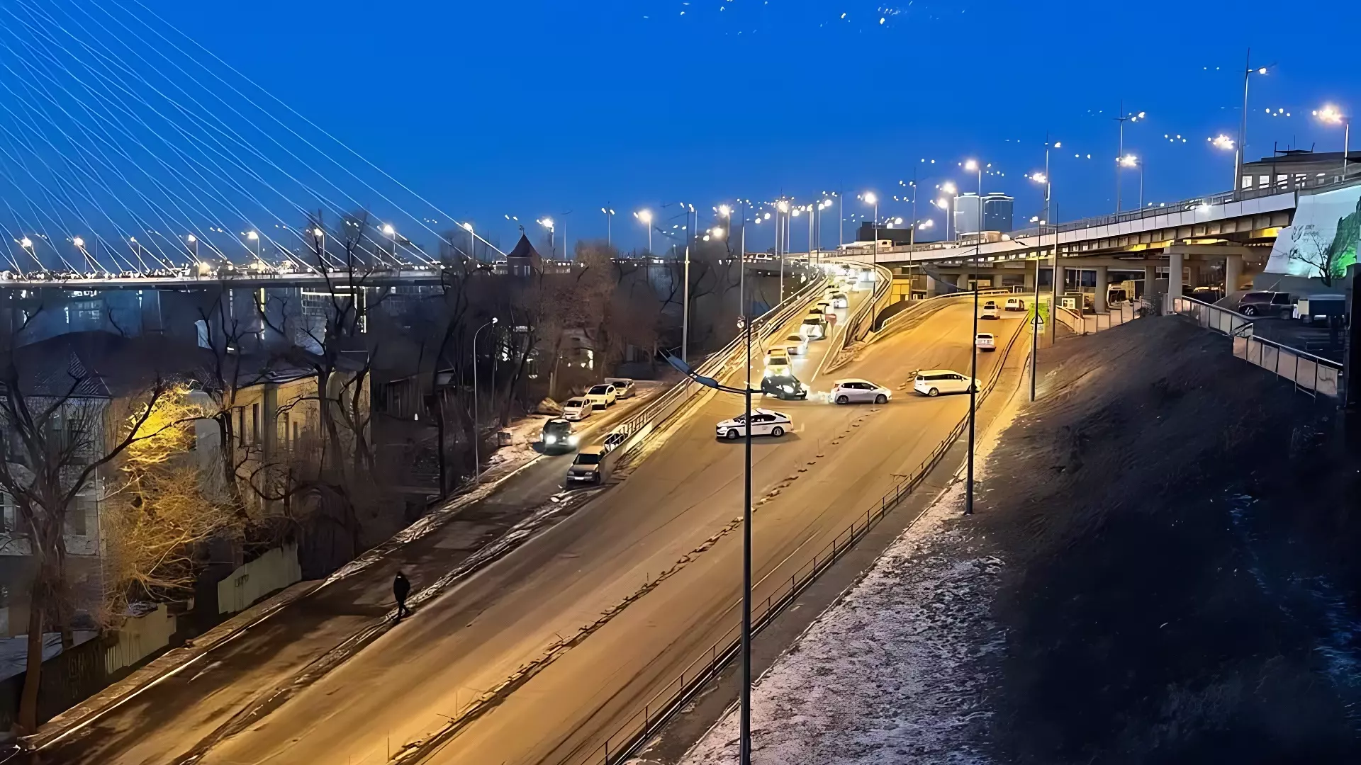 С утра на одной из улиц Владивостока образовалась пробка — дорогу перекрыли