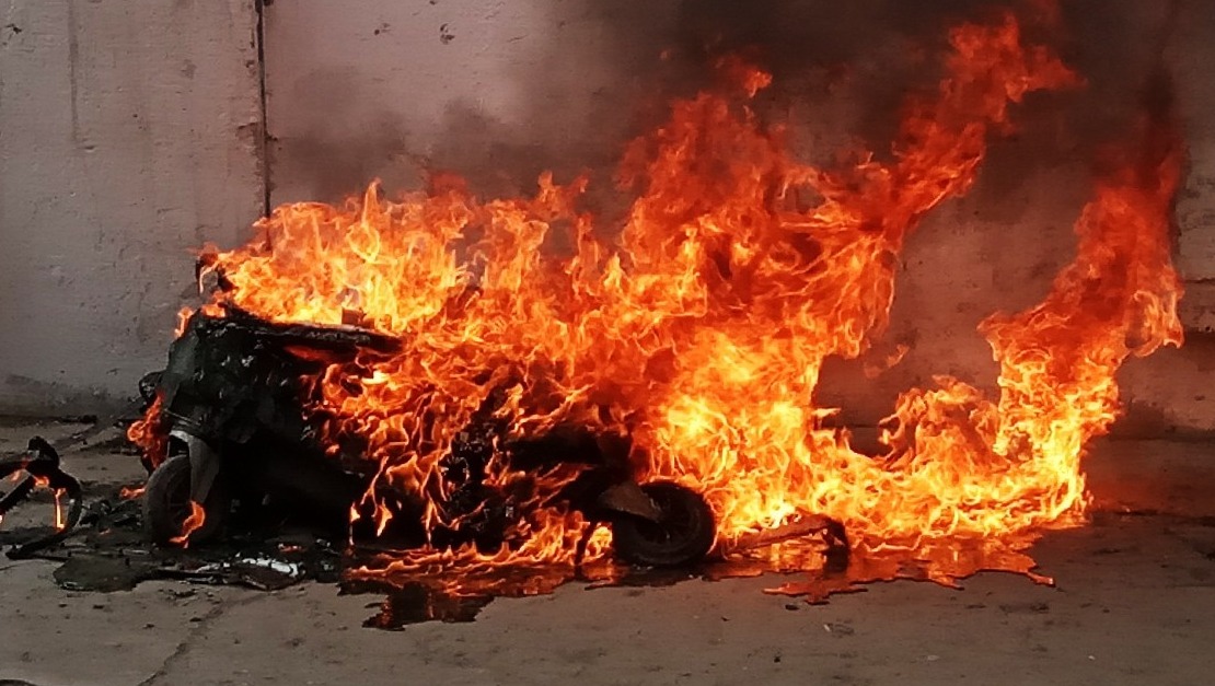 Жительница Владивостока сожгла автомобиль мужа из-за ревности