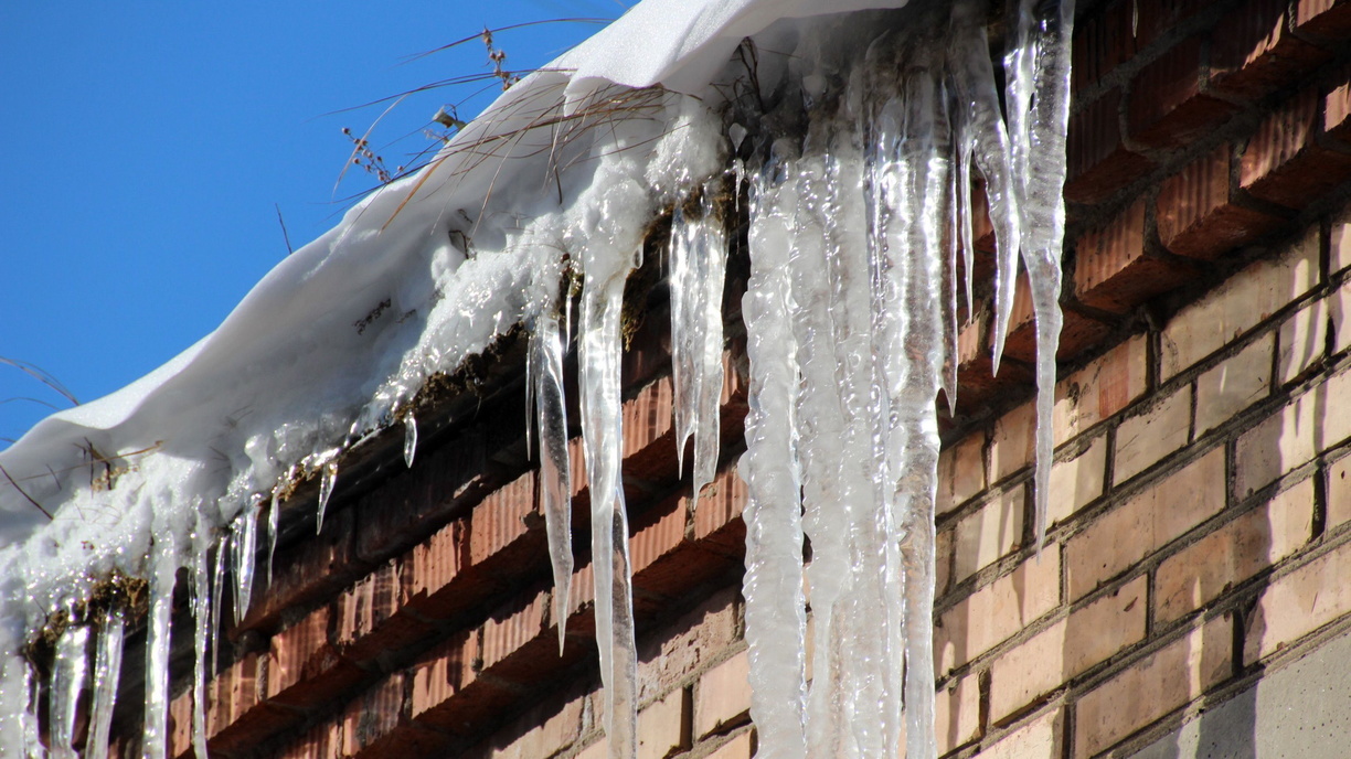 Во Владивостоке снег рухнул с крыши на мать и ребёнка: возбуждено уголовное дело