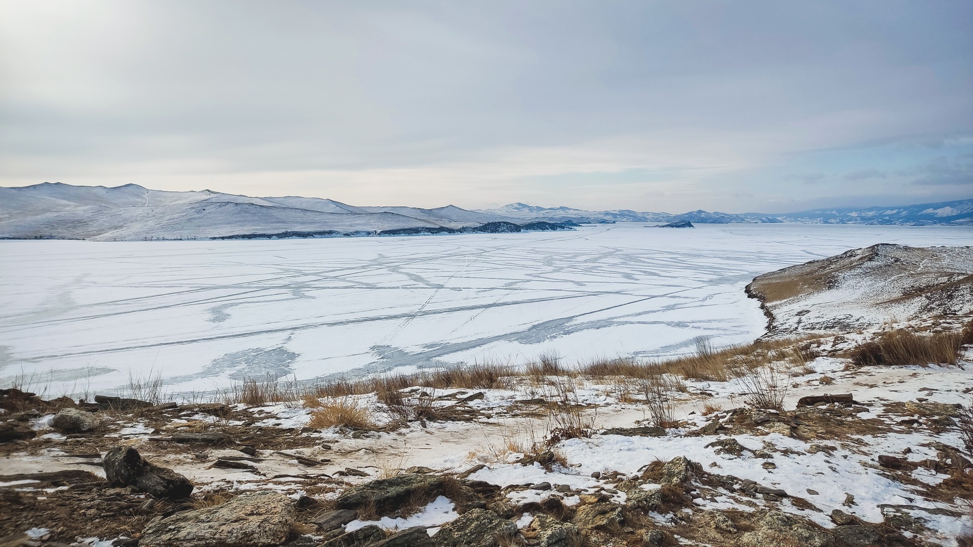 Занырнул: очередная машина ушла под лед в районе острова Русский